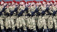 Ruští vojáci pochodují se zbraněmi v ruce na přehlídce k oslavě dne vítězství... | na serveru Lidovky.cz | aktuální zprávy