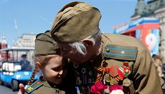 Ruská veteránka objímá dít na pehlídce pi oslav Dne vítzství na Rudém...