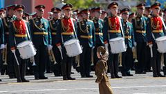 Dít v uniform sleduje nastoupené vojáky na pehlídce pi oslav Dne vítzství...