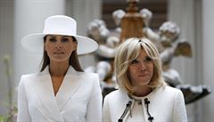 Americká první dáma Melania Trumpová (vlevo) a její francouzský protjek...