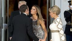 Prezident Macron se vítá s americkou první dámou.
