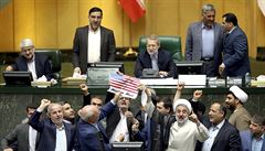 Írántí poslanci pálí symbolickou americkou vlajku.