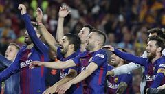 Hrá�i Barcelony oslavují remízu s Realem Madrid