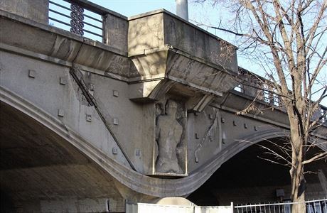 Bída. Havarijní stav Hlávkova mostu zachycuje snímek jeho novjí východní...