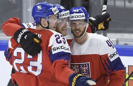 MS v hokeji 2018, esko vs. Rusko. Zleva se radují Dmitrij Jakin a Davidové...