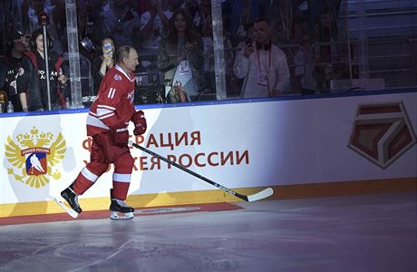 Rusk prezident Vladimir Putin bhem exhibinho duelu Legends of Hockey.