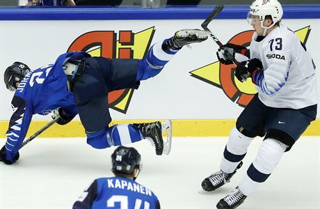 Finsko vs. USA. Kasperi Kapanenv v souboji s Charlien McAvoyem.