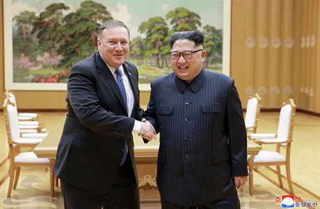 Mike Pompeo a severokorejsk vdce Kim ong-un bhem setkn v Severn Koreji.