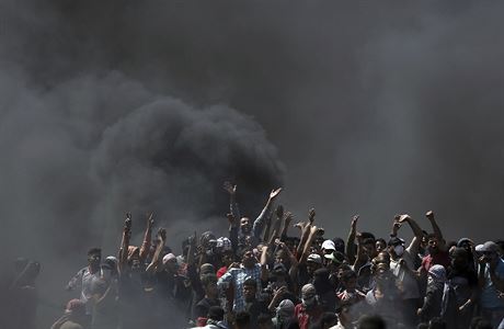 Palestinci protestuj v Gaze.