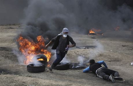 Protestující z Palestiny podpalují pneumatiky.