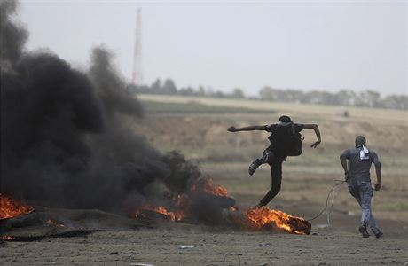 Palestinci podpaluj pneumatiky na hranicch s Izraelem.