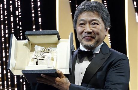 Japonský reisér Hirokazua Koreedy, který získal v Cannes Zlatou palmu.