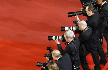 Festivalové promenády lemují zástupy fotograf&#367;. Cannes 2018.