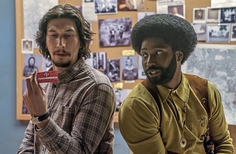 Na stop&#283;. Policejní par&#357;áci Flip Zimmerman (Adam Driver) a Ron Stallworth (John...