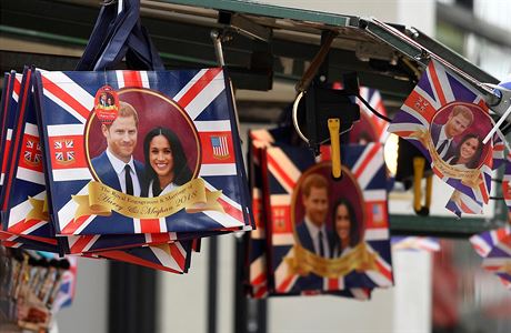V ulicích Londýna se prodávají suvenýry s motivem královské svatby.