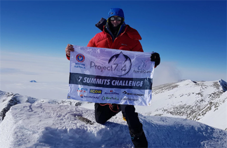 Steve Plain po úspném výstupu na nejvyí horu Antarktidy Mount Vinson.