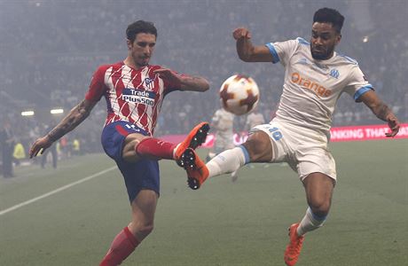 ime Vrsaljko z Atlética (vlevo) pi souboji s Jordanem Amavim z Marseille pi...