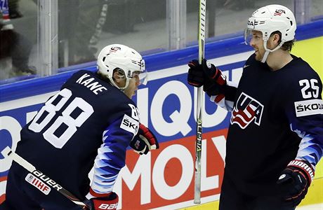 Patrick Kane se raduje s Blakem Colemanem z vtznho glu Amerian.