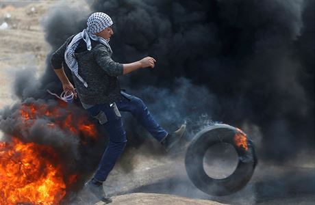 Palestinci na protest zapalují pneumatiky. Kou z nich zhoruje orientaci...