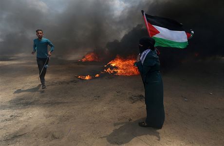 Palestinci bhem protest proti Izraeli pi 70. vro zaloen zem.