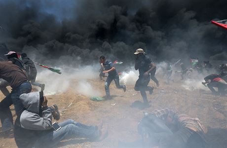 Uprosted pekla. Hranice mezi Izraelem a psmem Gazy je zaplnn kouem a...