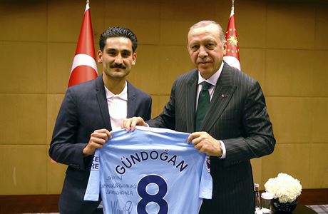 Tureck prezident Recep Tayyip Erdogan pzuje s hrem Manchester City Ilkayem...