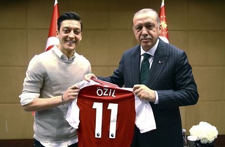 Fotbalista Mesut Özil s tureckým prezidentem. Recep Tayyip Erdogan se setkal s...