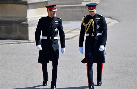 Princ Harry a princ William na cest do kaple.