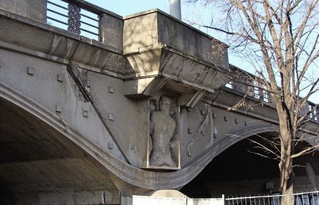 Bída. Havarijní stav Hlávkova mostu zachycuje snímek jeho novější východní...