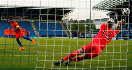 Jimmy Corcoran chytá penaltu, vzáptí bude vylouen.