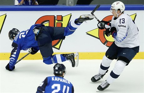 Finsko vs. USA. Kasperi Kapanenv v souboji s Charlien McAvoyem.