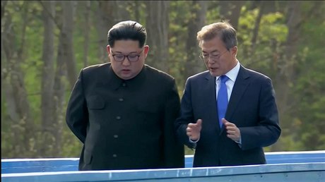 Vdí pedstavitelé obou Korejí pi spoleném jednání.
