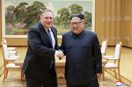 Mike Pompeo a severokorejský vdce Kim ong-un bhem setkání v Severní Koreji.