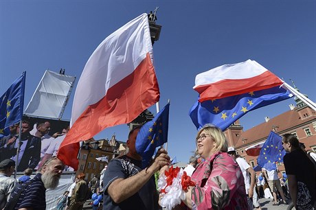 Lidé vyli do ulic Varavy s vlajkami národními i Evropské Unie.