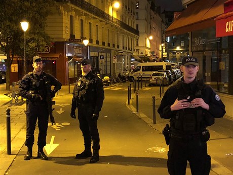 Policisté po útocích v Paříži.