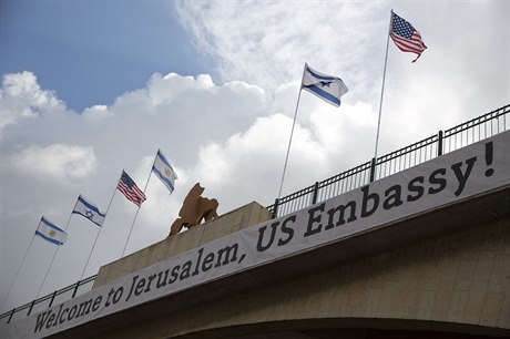 Americká ambasádo, vítejte v Jeruzalému, vítá billboard.