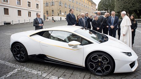 Papeovo Lamborghini se prodalo v aukci za 18 milion korun.