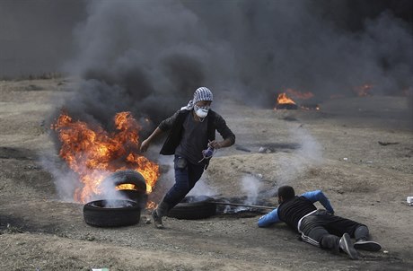 Protestující z Palestiny podpalují pneumatiky.
