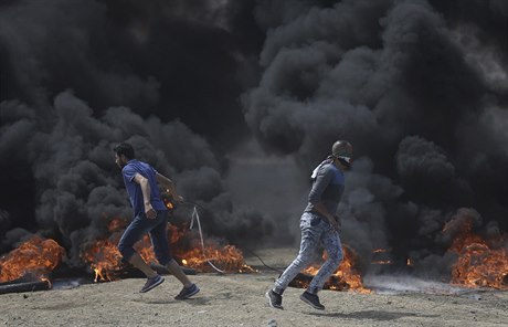 Palestinci protestují na hranicích Gazy a Izreale.