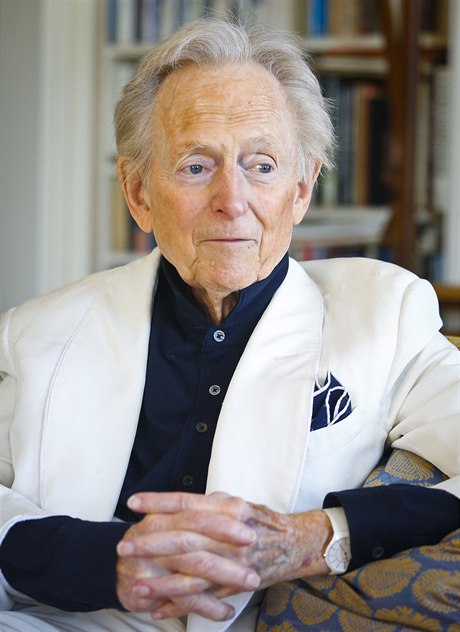 Americký noviná a spisovatel Tom Wolfe.