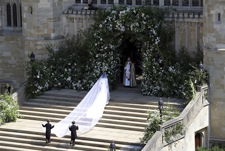 Meghan Markleová vstupuje do kaple sv. Jií.