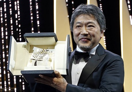 Japonský režisér Hirokazua Kore’edy, který získal v Cannes Zlatou palmu.