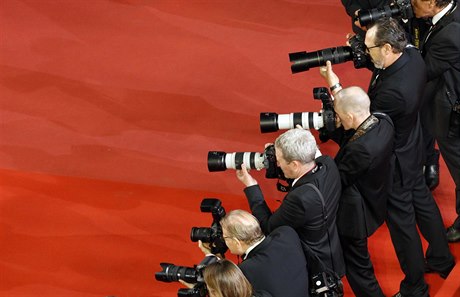 Festivalové promenády lemují zástupy fotograf&#367;. Cannes 2018.