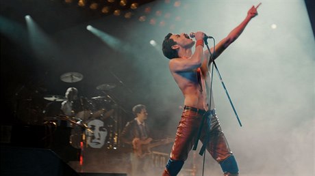 V krvi ml ou. Snímek Bohemian Rhapsody (2018). Reie: Bryan Singer/Dexter...