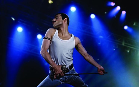 Rami Malek jako nezapomenutelný Freddie Mercury. Snímek Bohemian Rhapsody...