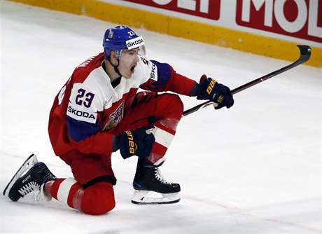 Dmitrij Jaškin slaví gól při utkání s Ruskem na světovém šampionátu v Dánsku.
