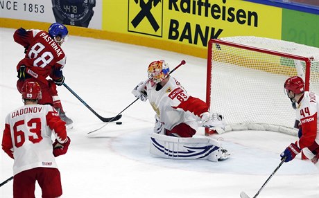 David Pastrňák střílí vítězný gól proti Rusům na světovém šampionátu v Dánsku.