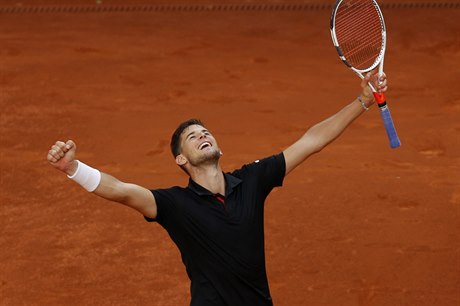 Rakušan Dominic Thiem slaví výhru nad Rafaelem Nadalem na turnaji v Madridu.