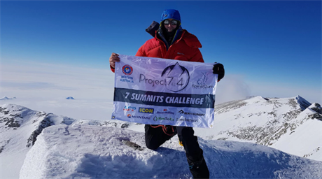 Steve Plain po úspěšném výstupu na nejvyšší horu Antarktidy Mount Vinson.