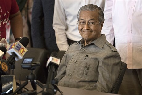 Mahathir Mohamad se usmívá po ohláení jeho vítzství.